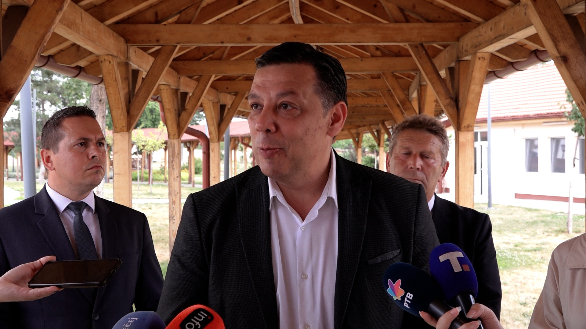 Novi Becej, Sasa Maksimovic predsednik opstine Novi Becej, pozivamo sve direktore skola da posete ovaj kompleks u avgustu Novi Becej, Sasa Maksimovic predsednik opstine Novi Becej, pozivamo sve direktore skola da posete ovaj kompleks u avgustu